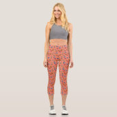 Farbenfrohe Schmetterlinge auf Lachs Pattern Yoga Capri Leggings (Vorderseite)