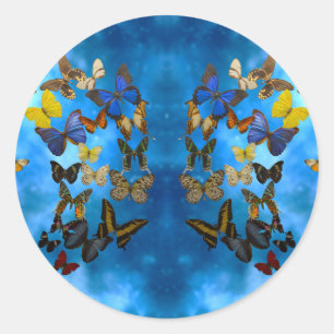 Farbenfrohe Schmetterlinge, die über blaue Wolken  Runder Aufkleber