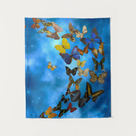 Farbenfrohe Schmetterlinge, die über blaue Wolken  Wandteppich