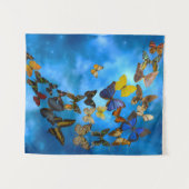 Farbenfrohe Schmetterlinge, die über blaue Wolken  Wandteppich (Vorderseite (Horizontal))