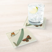 Farbenfrohe Schmetterlinge flattern um ein Blatt Glasuntersetzer (Schrägansicht)