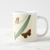 Farbenfrohe Schmetterlinge flattern um ein Blatt Jumbo-Tasse (Rechts)