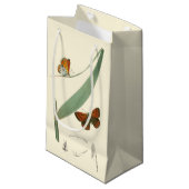 Farbenfrohe Schmetterlinge flattern um ein Blatt Kleine Geschenktüte (Vorderseite Schrägansicht)