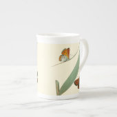 Farbenfrohe Schmetterlinge flattern um ein Blatt Porzellantasse (Vorderseite Rechts)