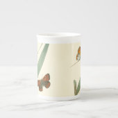 Farbenfrohe Schmetterlinge flattern um ein Blatt Porzellantasse (Vorderseite)