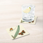 Farbenfrohe Schmetterlinge flattern um ein Blatt Rechteckiger Pappuntersetzer (Vor Ort)