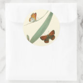 Farbenfrohe Schmetterlinge flattern um ein Blatt Runder Aufkleber (Tasche)