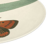 Farbenfrohe Schmetterlinge flattern um ein Blatt Schneidebrett (Ecke)