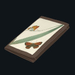 Farbenfrohe Schmetterlinge flattern um ein Blatt Trifold Geldbörse<br><div class="desc">Ein gepflegter Ausdruck von zwei bunten Schmetterlingen,  die um ein Blatt schmettern. Während das Stück einfach ist,  strahlt es in seiner Schönheit aus. Geben Sie dies als Geschenk an einen Lieben,  oder verwöhnen Sie sich!</div>