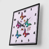 Farbenfrohe Schmetterlinge Muster auf Pastellrosa Quadratische Wanduhr (Winkel)