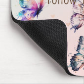 Farbenfrohe Schmetterlinge und Herzen Mousepad (Ecke)