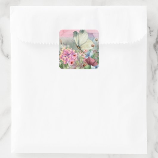 Farbenfrohe Schmetterlingsküsse unter Wildblumen Quadratischer Aufkleber (Tasche)