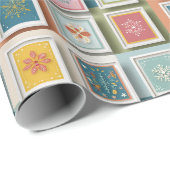 Farbenfrohe Schneeflocken auf Pastell-Patchwork Geschenkpapier (Rolleneckpunkt)