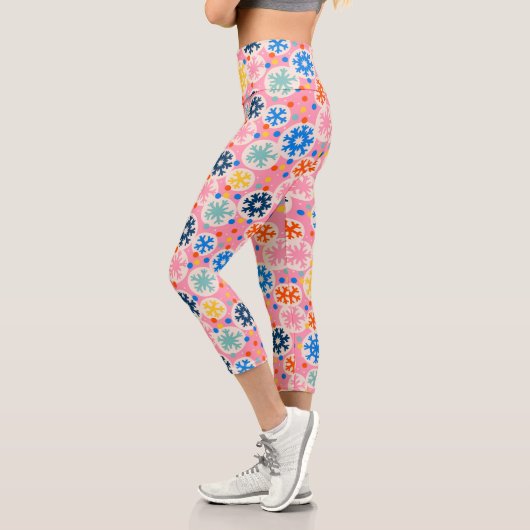 Farbenfrohe Schneeflocken im rosa Urlaubsmuster Capri Leggings (Links)