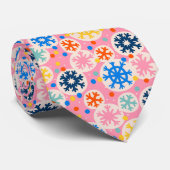 Farbenfrohe Schneeflocken im rosa Urlaubsmuster Krawatte (Gerollt)
