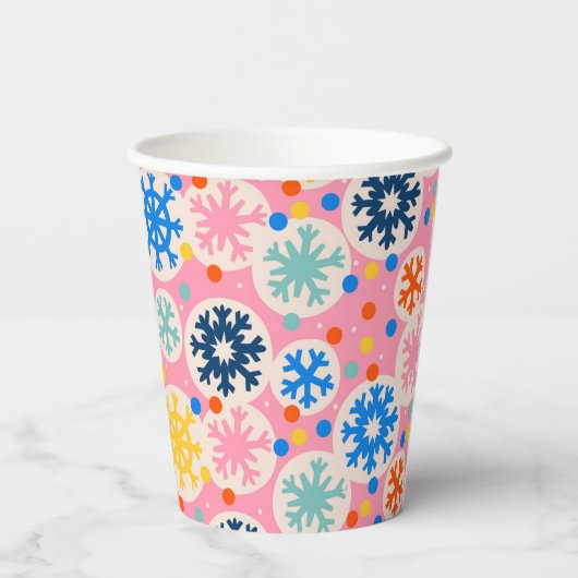 Farbenfrohe Schneeflocken im rosa Urlaubsmuster Pappbecher (Rückseite)