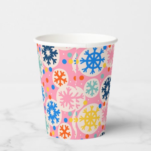 Farbenfrohe Schneeflocken im rosa Urlaubsmuster Pappbecher (Rechts)