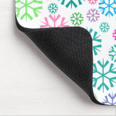 Farbenfrohe Schneeflocken Muster auf Weiß Mousepad (Ecke)