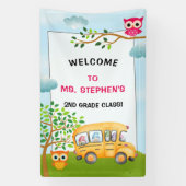 Farbenfrohe Schulbuslehrerin im Klassenzimmer Will Banner (Vertikal)