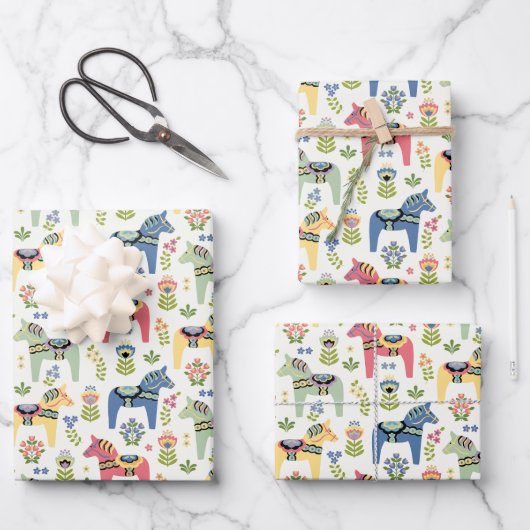 Farbenfrohe schwedische Dala-Pferde Geschenkpapier Set (Vorderseite)