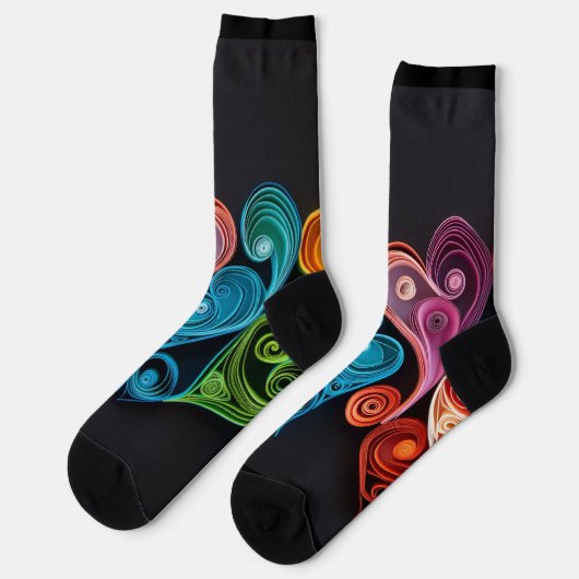 Farbenfrohe Scrollwork-Herzen auf schwarz Socken (Linkes Detail)