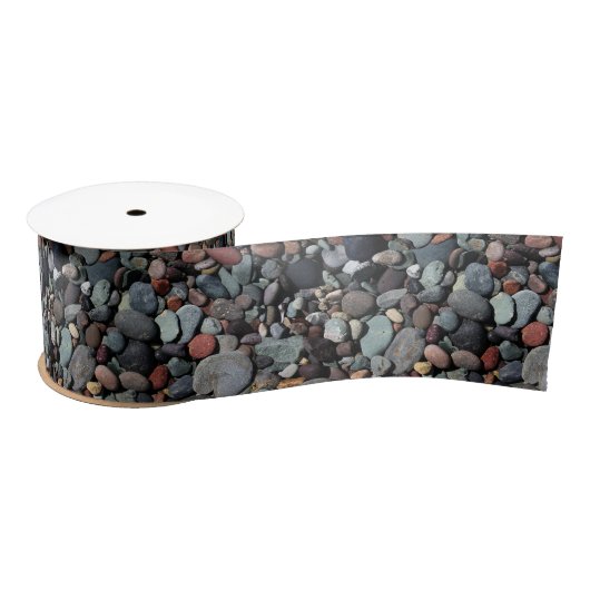 Farbenfrohe Shiny Beach Stones Muster Satinband (Spule)
