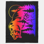 Farbenfrohe Silhouette mit Wald und Sonnenuntergan Fleecedecke (Vorderseite)