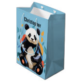 Farbenfrohe Sitzen Panda Bär Personalisierter Name Mittlere Geschenktüte (Rückseite Schrägansicht)