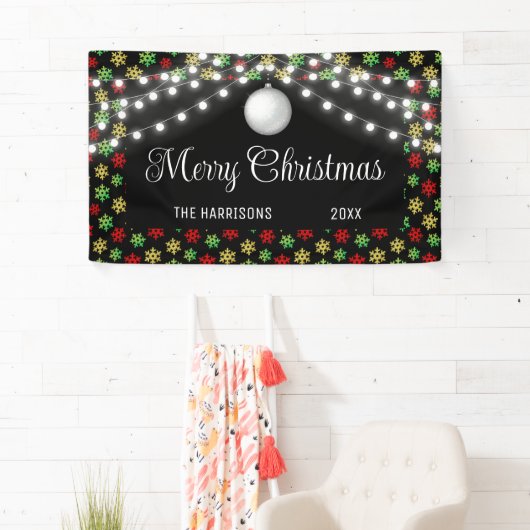 Farbenfrohe Snowflake String Lights Schwarzes Weih Banner (Insitu)