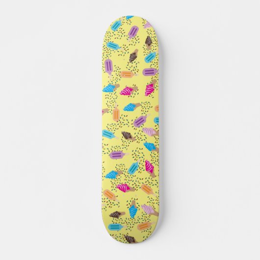 Farbenfrohe Sommereisenzüge Creme Muster Skateboard (Vorne)