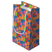 Farbenfrohe Sommerfrucht Muster auf Deep Blue Kleine Geschenktüte (Rückseite Schrägansicht)