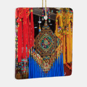 Farbenfrohe Souvenirs in einem Laden, China Keramikornament (Rechts)