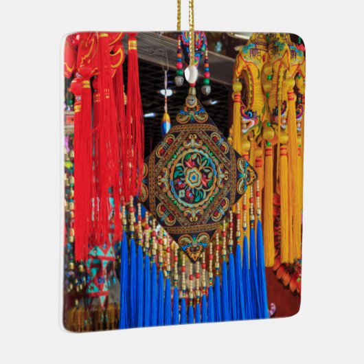 Farbenfrohe Souvenirs in einem Laden, China Keramikornament (Rechts)