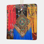 Farbenfrohe Souvenirs in einem Laden, China Keramikornament (Links)