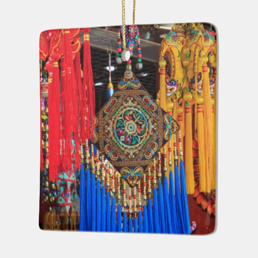 Farbenfrohe Souvenirs in einem Laden, China Keramikornament (Links)