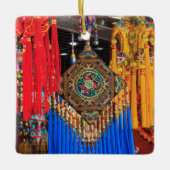 Farbenfrohe Souvenirs in einem Laden, China Keramikornament (Vorderseite)