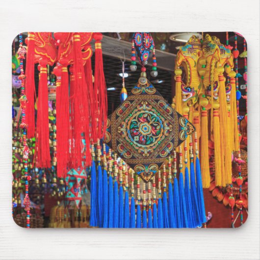 Farbenfrohe Souvenirs in einem Laden, China Mousepad (Vorne)