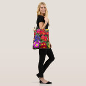 Farbenfrohe Springtime Floral Medley von Primulas Tasche (Am Model)