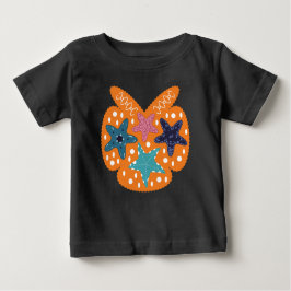 Farbenfrohe Starfische mit orangefarbenem Hintergr Baby T-shirt