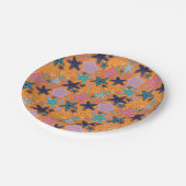 Farbenfrohe Starfische mit orangefarbenem Hintergr Pappteller (Schrägansicht)