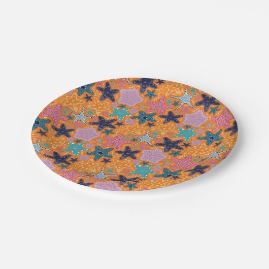Farbenfrohe Starfische mit orangefarbenem Hintergr Pappteller (Schrägansicht)