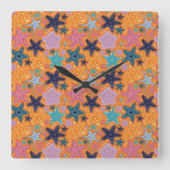 Farbenfrohe Starfische mit orangefarbenem Hintergr Quadratische Wanduhr (Vorderseite)