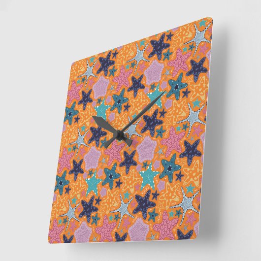 Farbenfrohe Starfische mit orangefarbenem Hintergr Quadratische Wanduhr (Winkel)