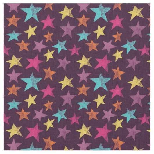 Farbenfrohe Sterne auf dunklen Lila Gemusterten Stoff (Nahaufnahme)