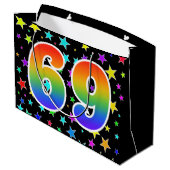 Farbenfrohe Sterne + Regenbogenmuster "69" Event # Große Geschenktüte (Rückseite Schrägansicht)