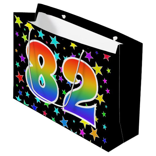 Farbenfrohe Sterne + Regenbogenmuster "82" Event # Große Geschenktüte (Vorderseite Schrägansicht)
