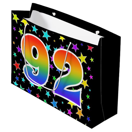 Farbenfrohe Sterne + Regenbogenmuster "92" Event # Große Geschenktüte (Vorderseite Schrägansicht)