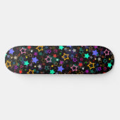 Farbenfrohe Sterne Schwarz Skateboard (Horizontal)