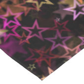 Farbenfrohe Sterne tanzen whimsisisch Tischdecke (Schrägansicht)