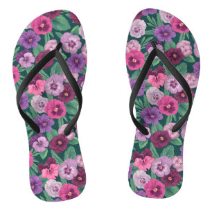 Farbenfrohe Stiefmütterchen auf dunkelgrünblau Badesandalen